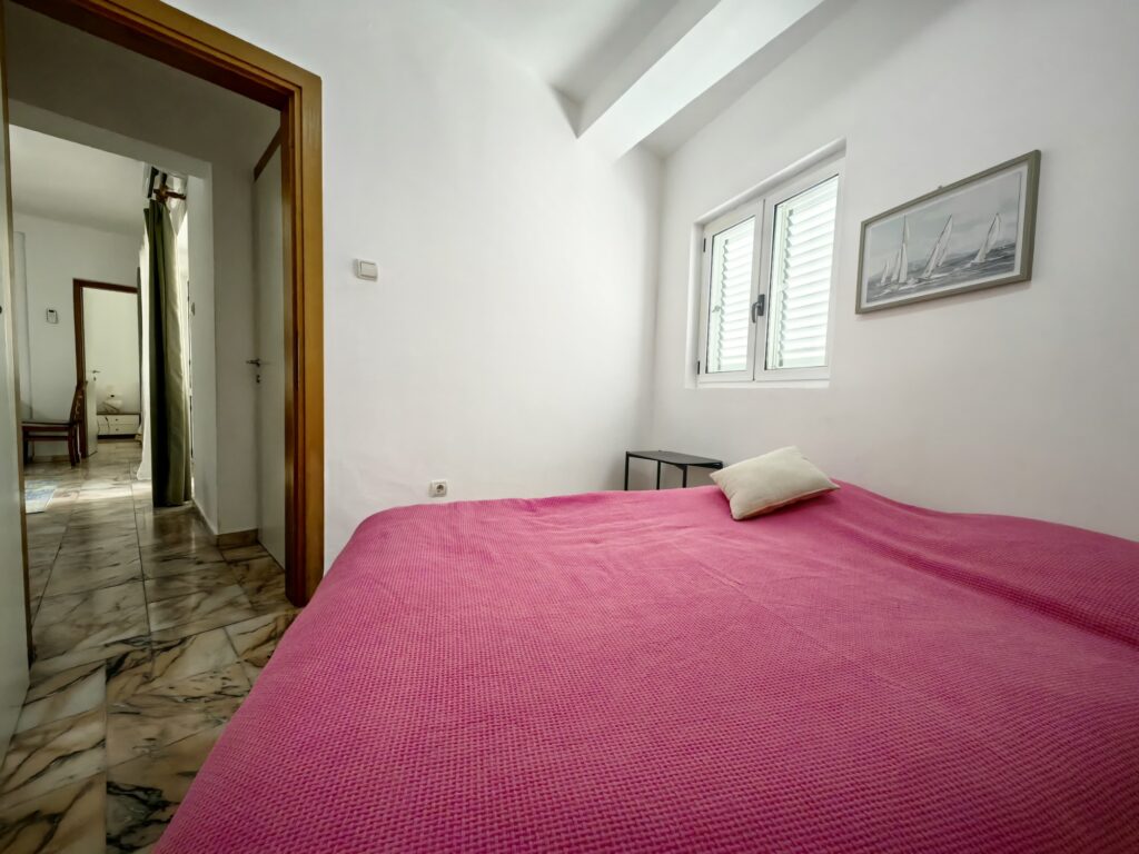 uyutnaya kvartira s 2 spalnyami v zhivopisnom rajone velii vinogradi budva 01
