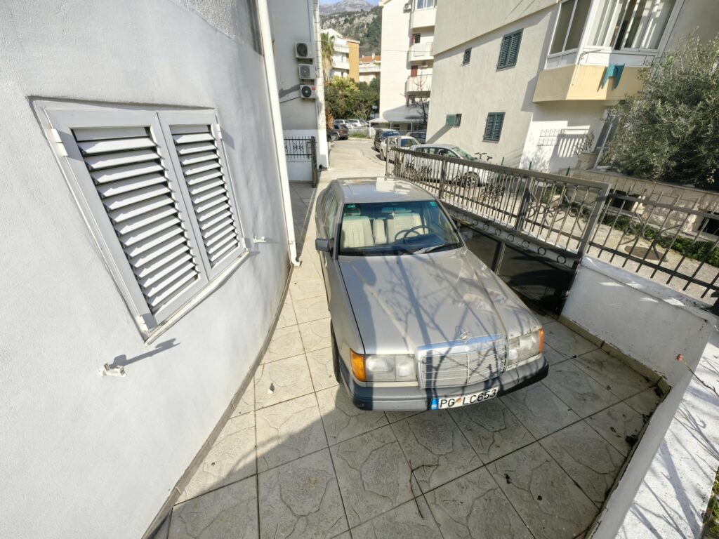 uyutnaya kvartira s 2 spalnyami v zhivopisnom rajone velii vinogradi budva 04