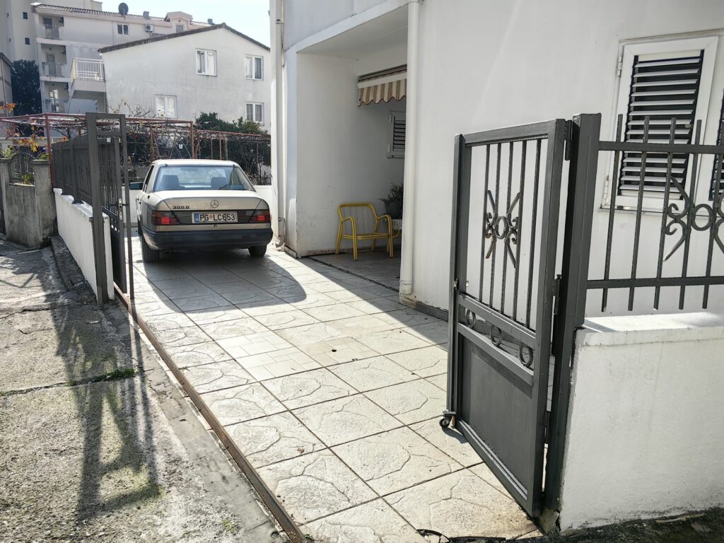 uyutnaya kvartira s 2 spalnyami v zhivopisnom rajone velii vinogradi budva 17