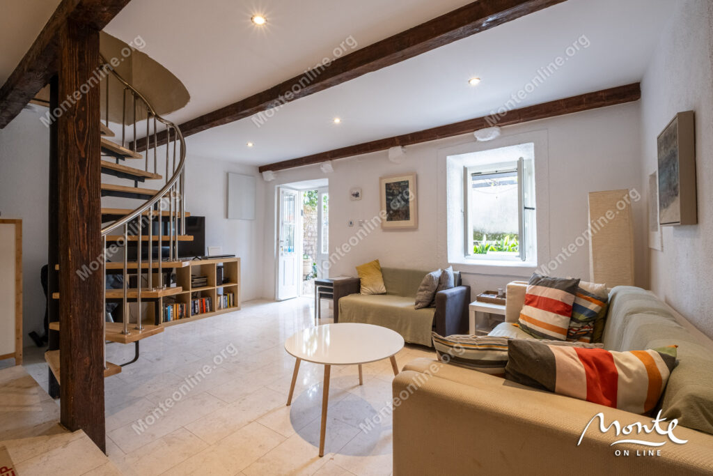 ocharovatelnyj kamennyj dom v neskolkih shagah ot morya v peraste 01