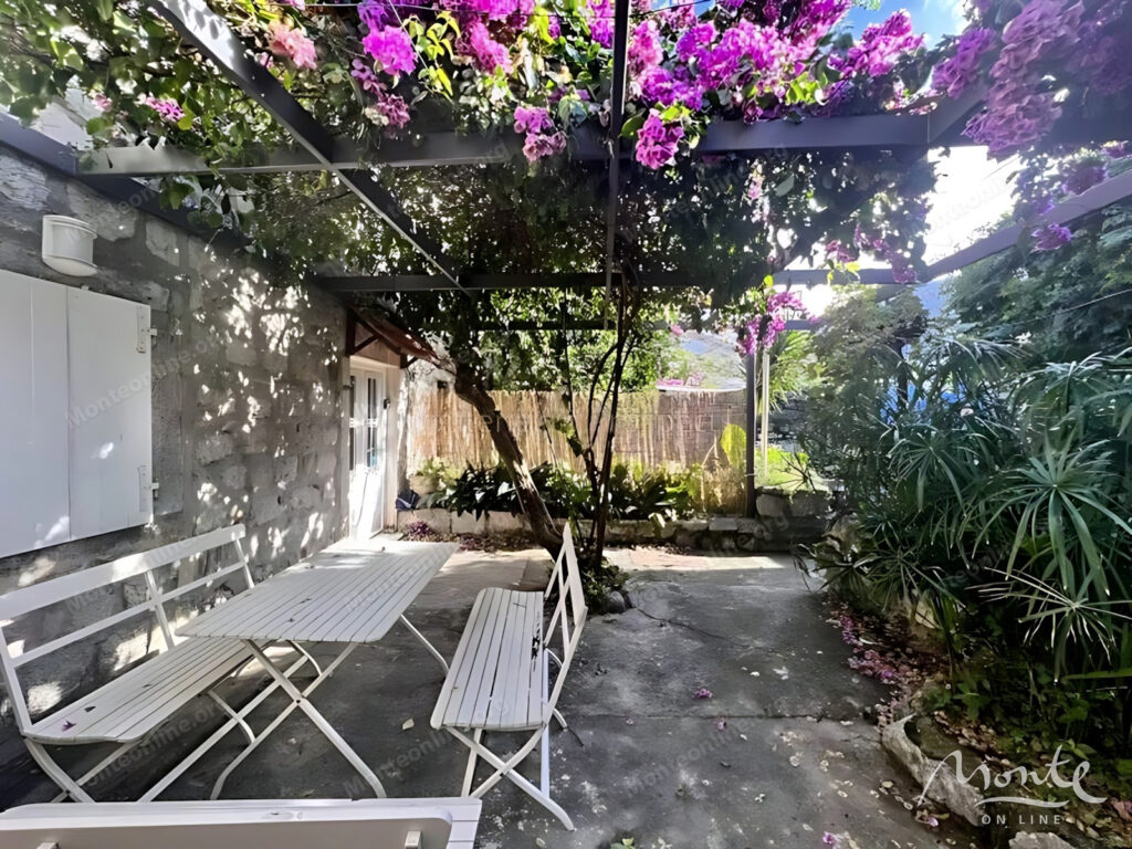 ocharovatelnyj kamennyj dom v neskolkih shagah ot morya v peraste 02