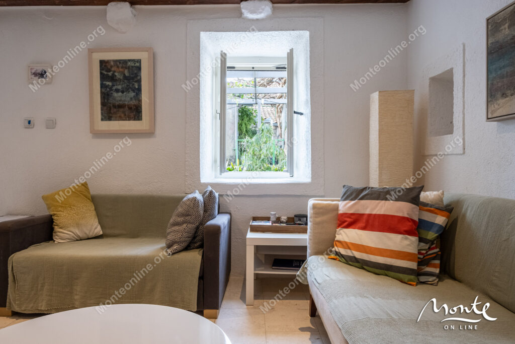 ocharovatelnyj kamennyj dom v neskolkih shagah ot morya v peraste 05