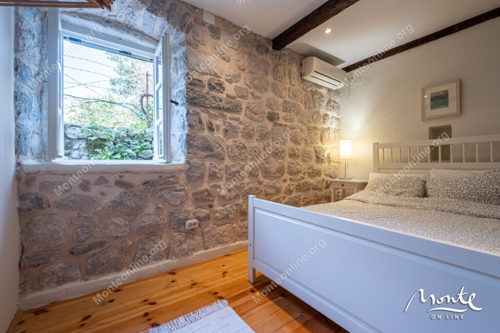 ocharovatelnyj kamennyj dom v neskolkih shagah ot morya v peraste 10