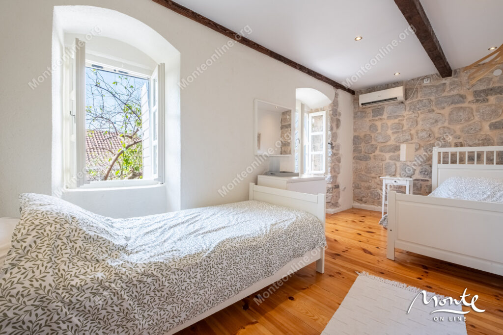 ocharovatelnyj kamennyj dom v neskolkih shagah ot morya v peraste 12