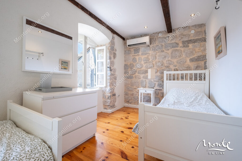 ocharovatelnyj kamennyj dom v neskolkih shagah ot morya v peraste 13