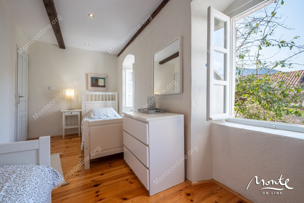 ocharovatelnyj kamennyj dom v neskolkih shagah ot morya v peraste 14