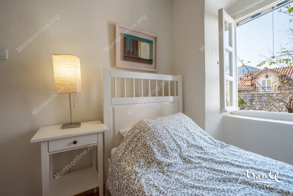 ocharovatelnyj kamennyj dom v neskolkih shagah ot morya v peraste 15