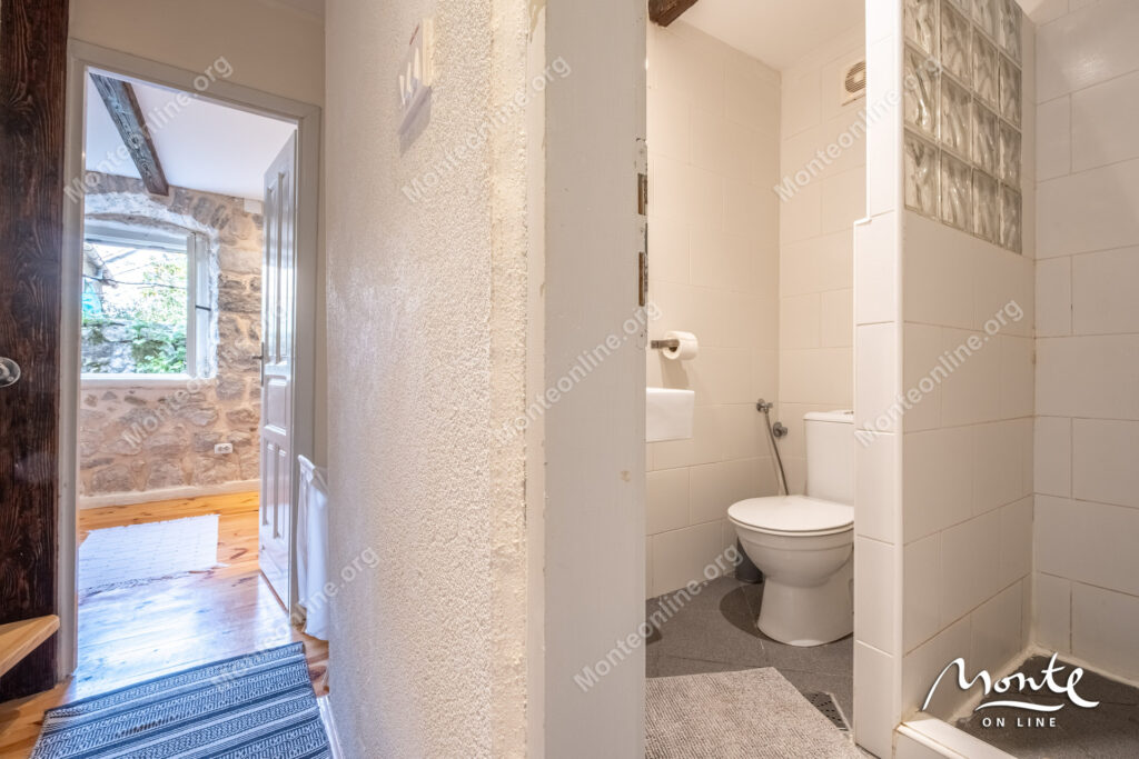 ocharovatelnyj kamennyj dom v neskolkih shagah ot morya v peraste 16