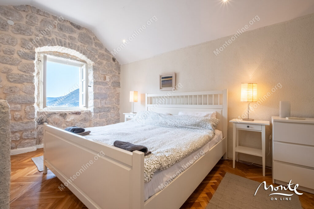 ocharovatelnyj kamennyj dom v neskolkih shagah ot morya v peraste 17