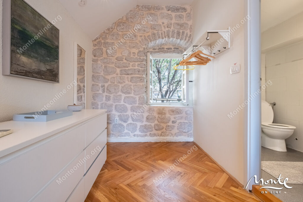 ocharovatelnyj kamennyj dom v neskolkih shagah ot morya v peraste 18