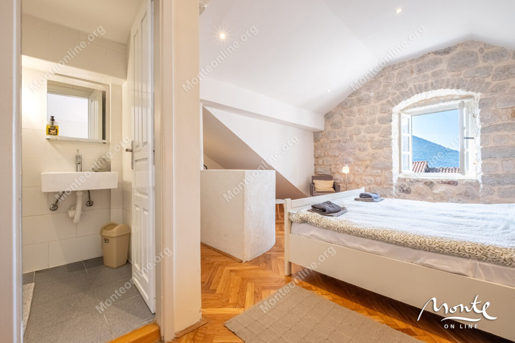 ocharovatelnyj kamennyj dom v neskolkih shagah ot morya v peraste 19