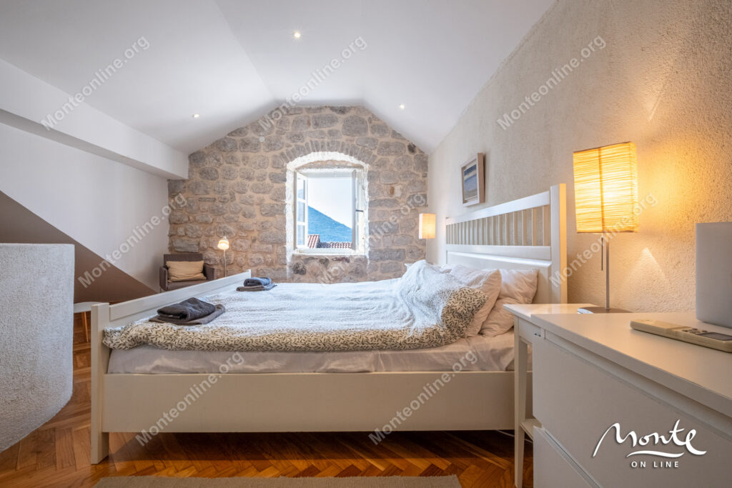 ocharovatelnyj kamennyj dom v neskolkih shagah ot morya v peraste 20