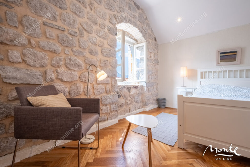 ocharovatelnyj kamennyj dom v neskolkih shagah ot morya v peraste 24