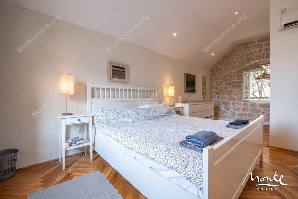 ocharovatelnyj kamennyj dom v neskolkih shagah ot morya v peraste 25