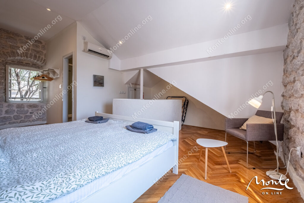 ocharovatelnyj kamennyj dom v neskolkih shagah ot morya v peraste 26