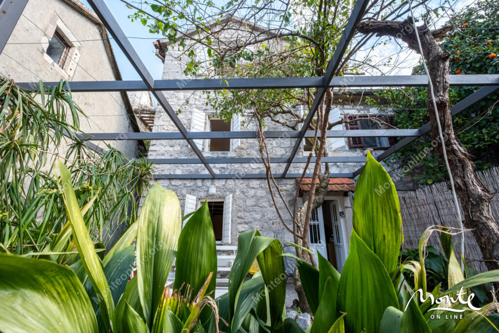 ocharovatelnyj kamennyj dom v neskolkih shagah ot morya v peraste 31