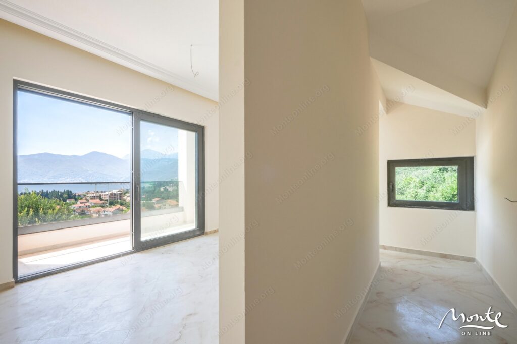 Villa s basseynom Tivat 02