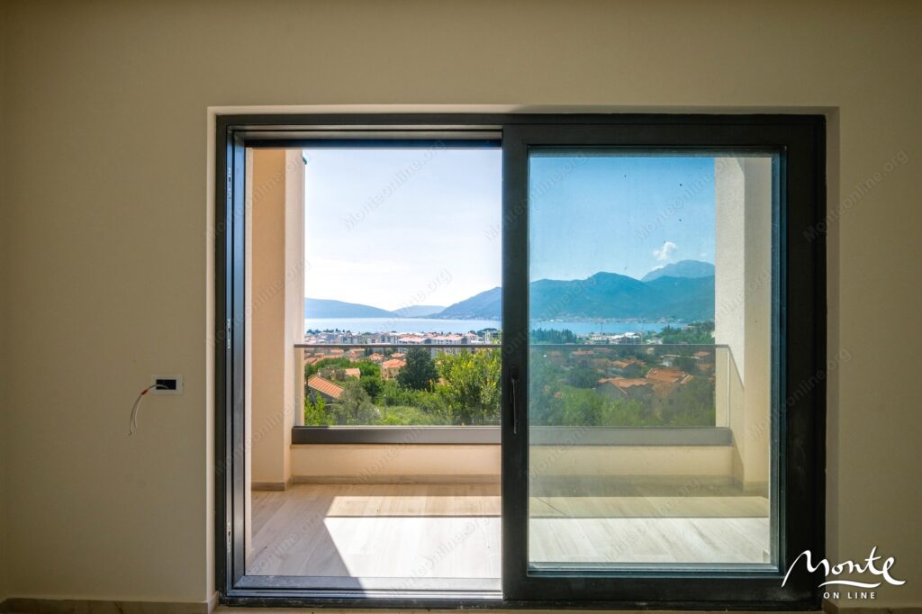 Villa s basseynom Tivat 07