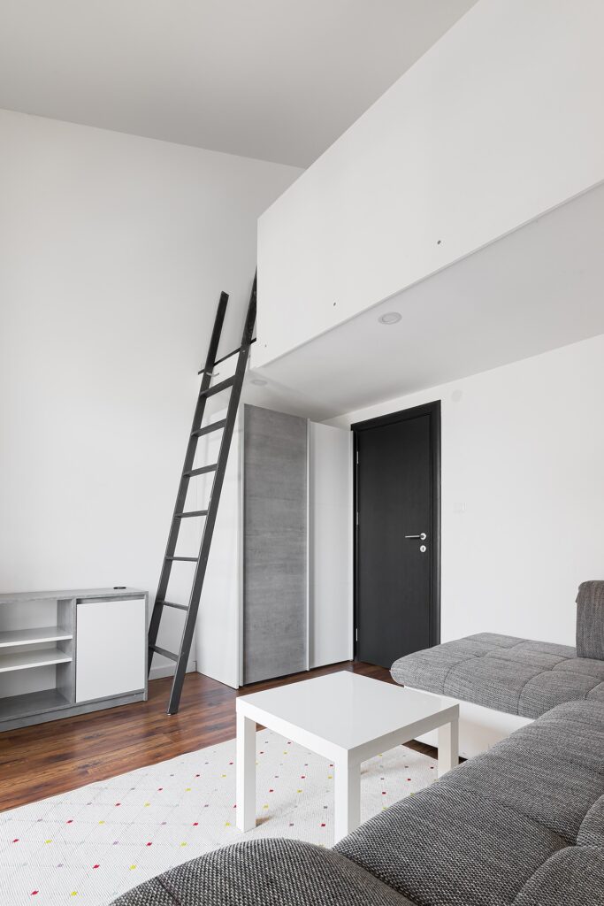prostornye apartamenty s 2 spalnyami i vidom na more v czentre tivata 01
