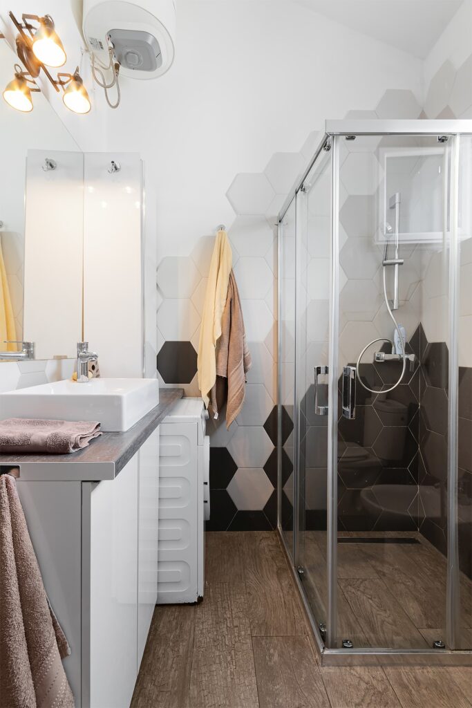 prostornye apartamenty s 2 spalnyami i vidom na more v czentre tivata 03