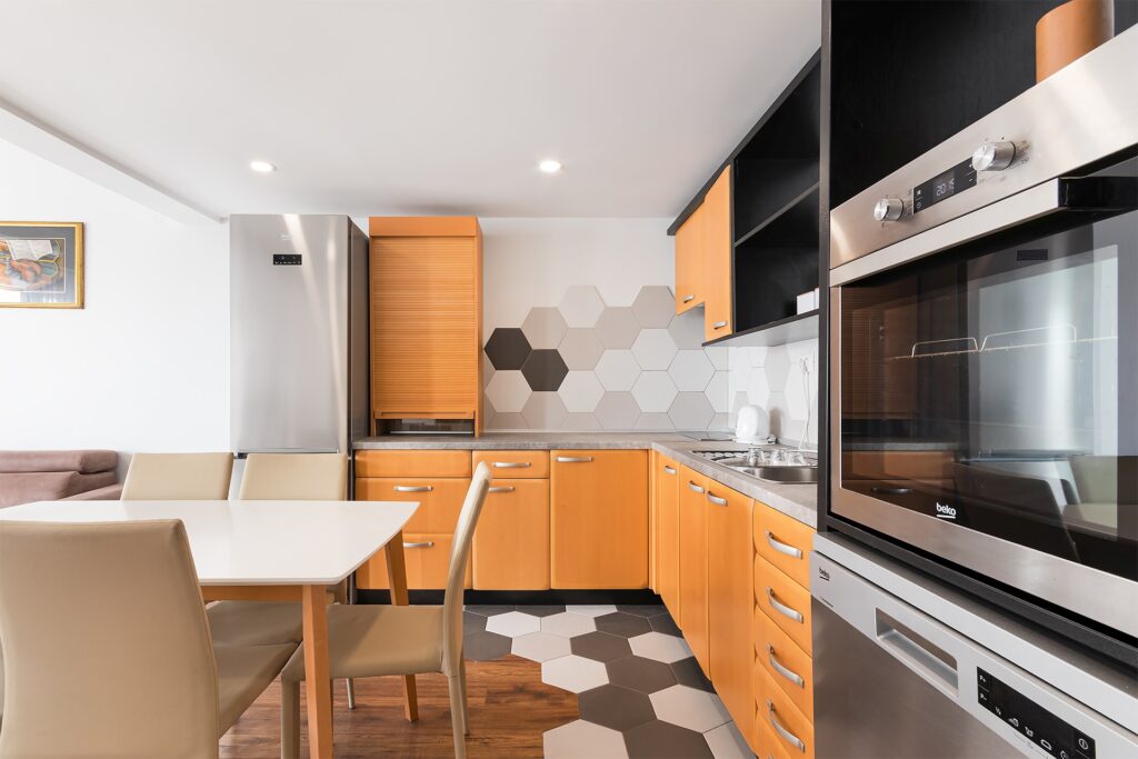 prostornye apartamenty s 2 spalnyami i vidom na more v czentre tivata 04