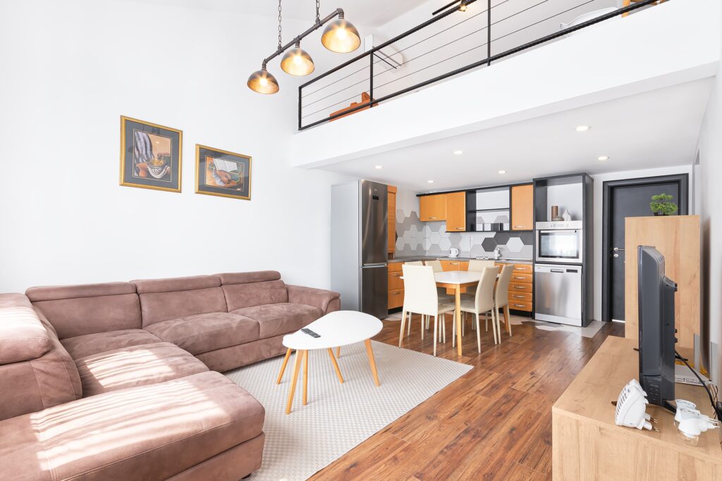 prostornye apartamenty s 2 spalnyami i vidom na more v czentre tivata 05