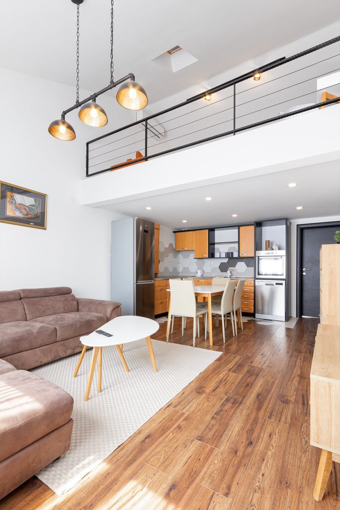prostornye apartamenty s 2 spalnyami i vidom na more v czentre tivata 06