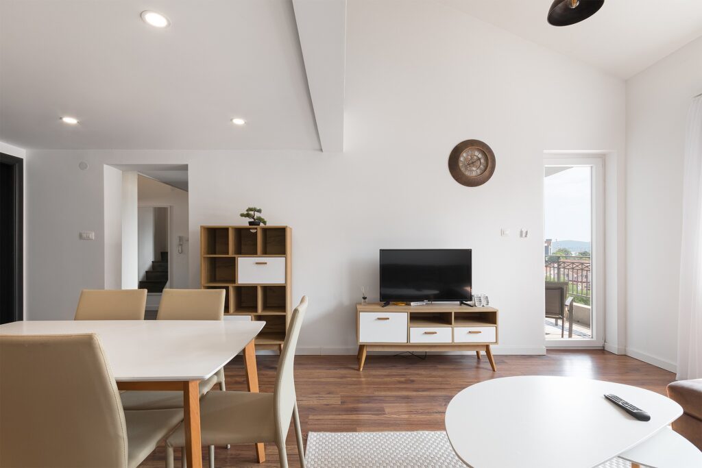 prostornye apartamenty s 2 spalnyami i vidom na more v czentre tivata 07