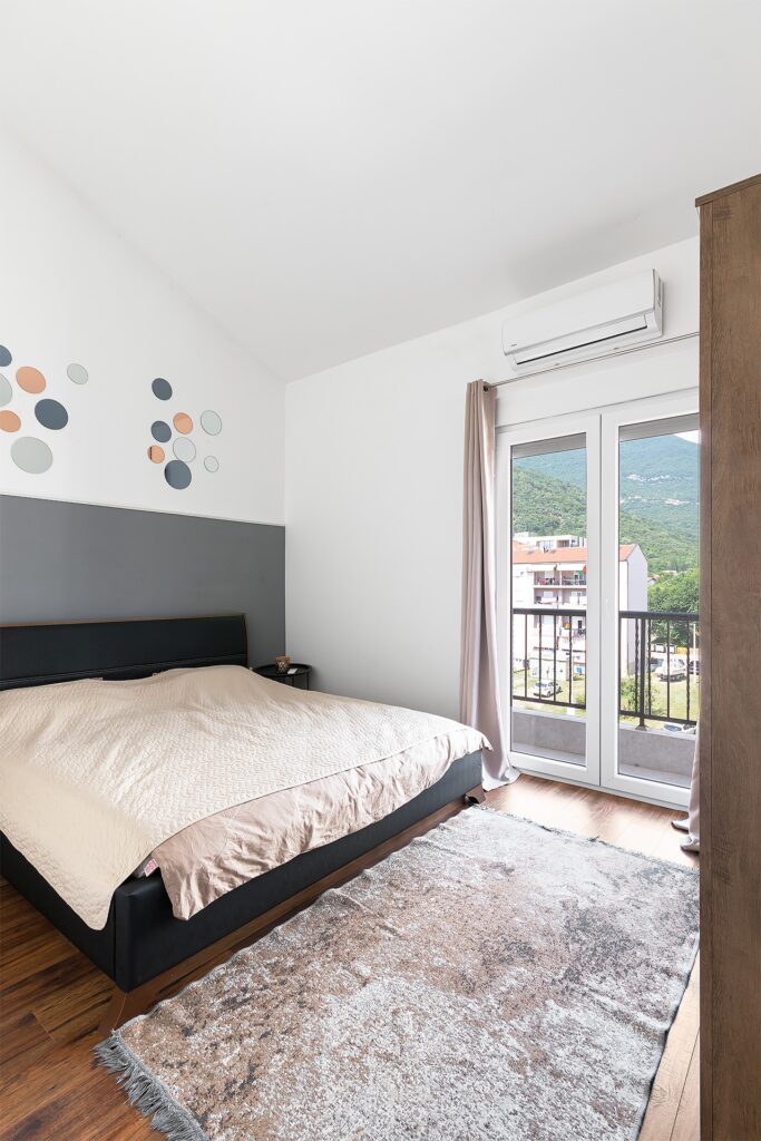 prostornye apartamenty s 2 spalnyami i vidom na more v czentre tivata 09
