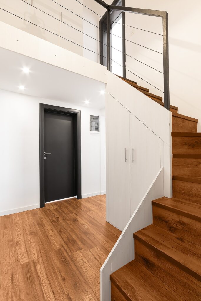 prostornye apartamenty s 2 spalnyami i vidom na more v czentre tivata 10