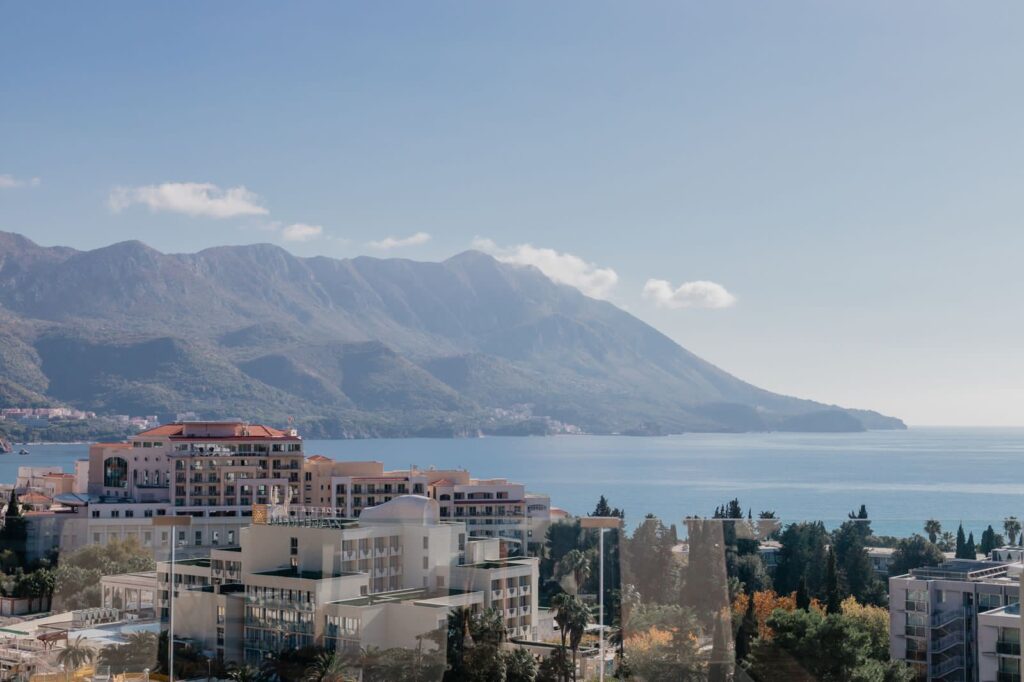 kvartira s 2 spalnyami i bolshoj terrasoj s panoramnym vidom na more v bechichi 05