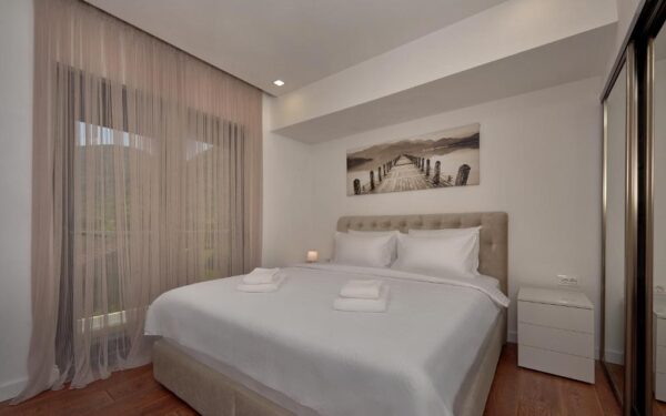 uyutnyj mini otel s bassejnom i sadom v lastve grbalskoj 04