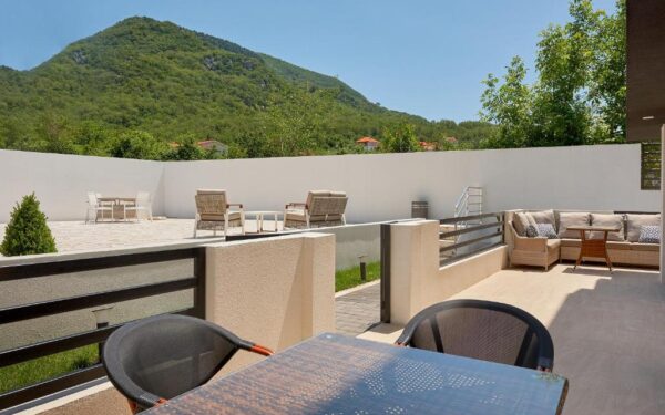 uyutnyj mini otel s bassejnom i sadom v lastve grbalskoj 16