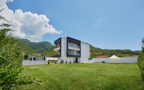 uyutnyj mini otel s bassejnom i sadom v lastve grbalskoj 17