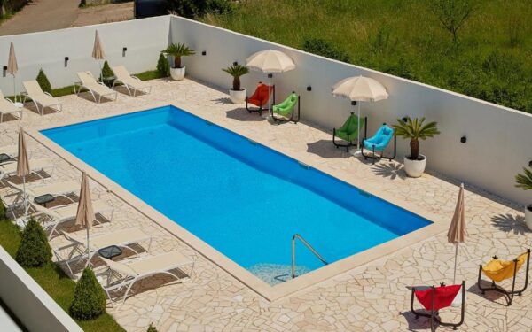 uyutnyj mini otel s bassejnom i sadom v lastve grbalskoj 19