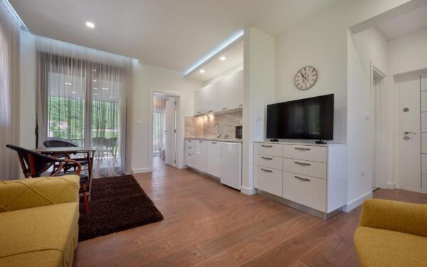 uyutnyj mini otel s bassejnom i sadom v lastve grbalskoj 20