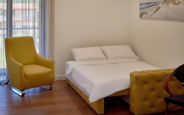 uyutnyj mini otel s bassejnom i sadom v lastve grbalskoj 21