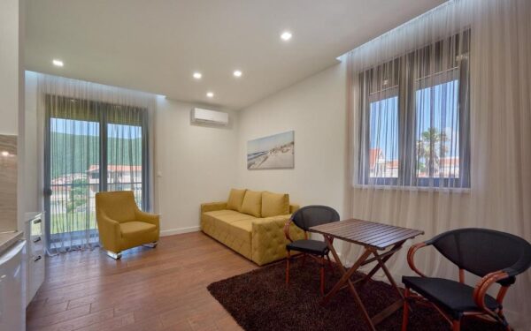 uyutnyj mini otel s bassejnom i sadom v lastve grbalskoj 22