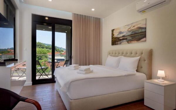 uyutnyj mini otel s bassejnom i sadom v lastve grbalskoj 28