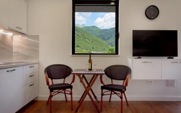 uyutnyj mini otel s bassejnom i sadom v lastve grbalskoj 29