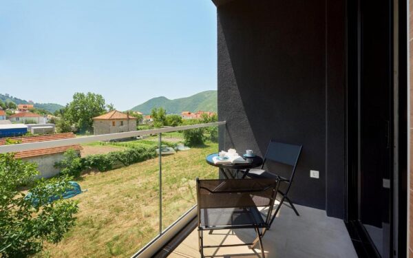 uyutnyj mini otel s bassejnom i sadom v lastve grbalskoj 35