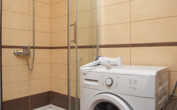 uyutnaya studiya s terrasoj i vidom na buhtu vsego 80 m do morya v bigovo 02