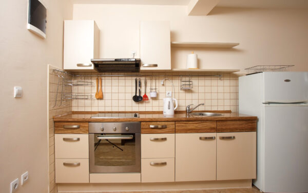 uyutnaya studiya s terrasoj i vidom na buhtu vsego 80 m do morya v bigovo 03