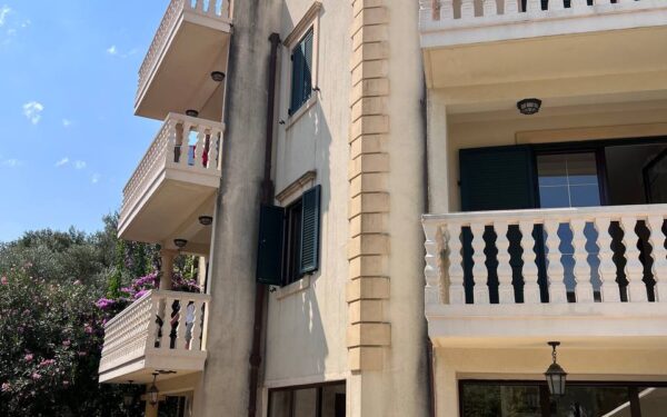 prostornaya 2 spalnaya kvartira s dvumya terrasami i vidom na zaliv v komplekse s bassejnom prchan 22