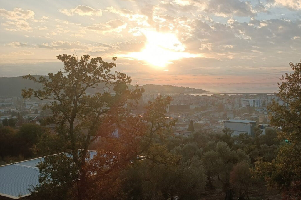 sovremennaya novaya villa s bassejnom v barskoj rivere marovichi 04