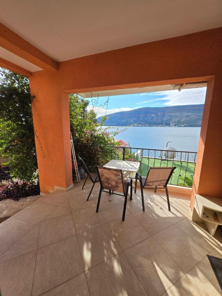apartament s 1 spalnej na pervoj linii s vidom na more v herczeg novi 09