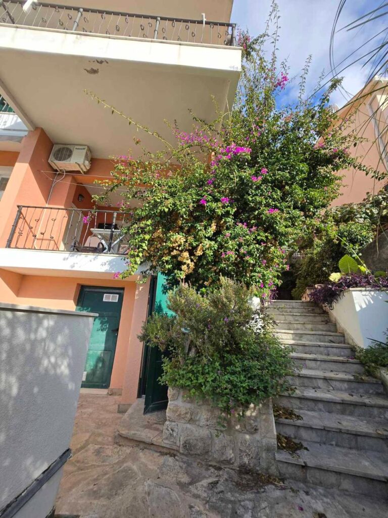 apartament s 1 spalnej na pervoj linii s vidom na more v herczeg novi 11