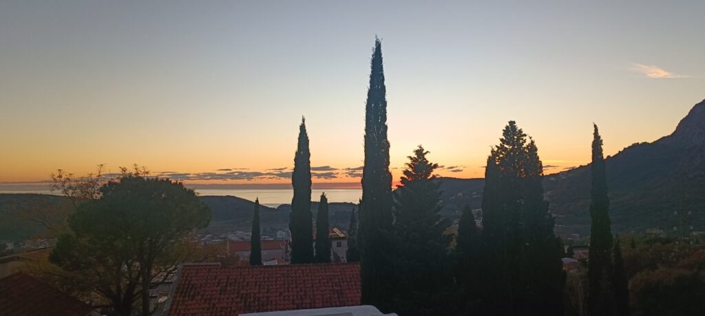 dom s dvumya otdelnymi apartamentami sadom parkovkoj i terrasami v sutomore 03