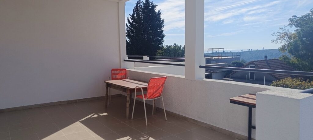 dom s dvumya otdelnymi apartamentami sadom parkovkoj i terrasami v sutomore 04