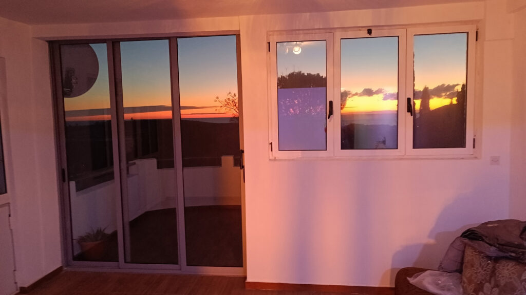 dom s dvumya otdelnymi apartamentami sadom parkovkoj i terrasami v sutomore 05